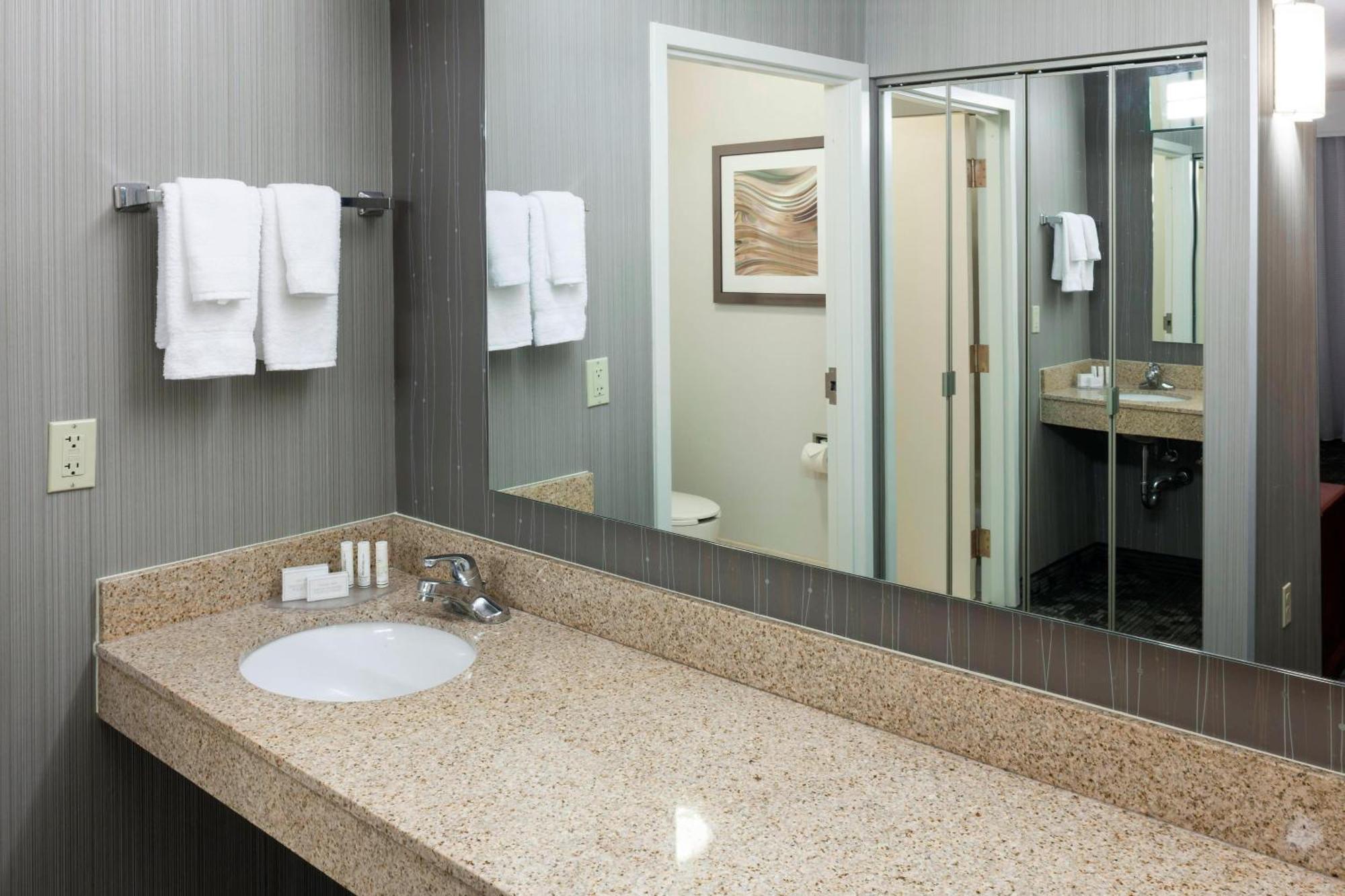 Отель Courtyard By Marriott Wichita East Экстерьер фото