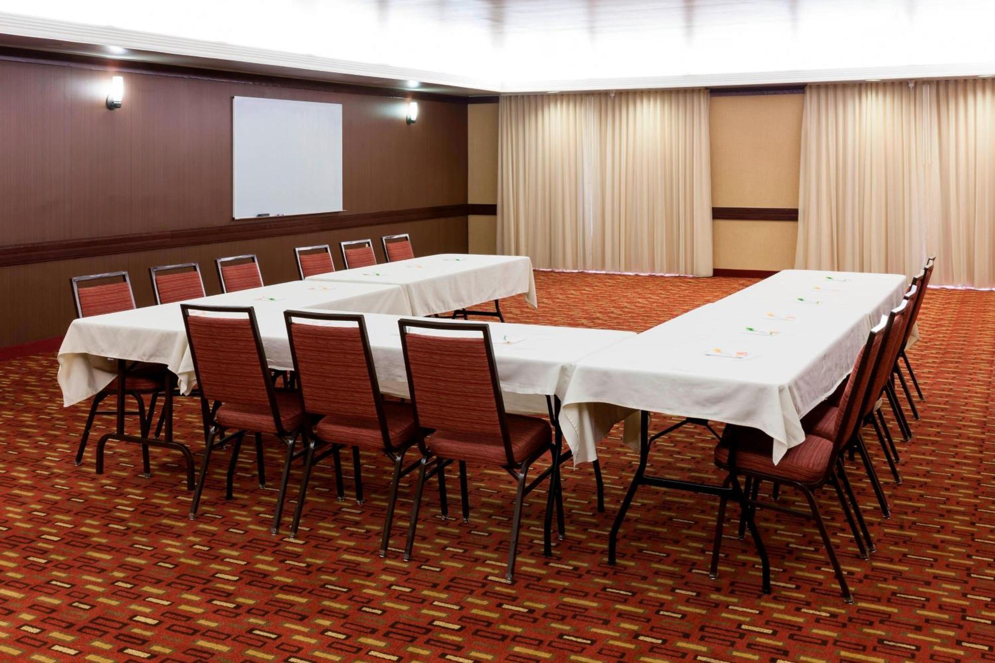 Отель Courtyard By Marriott Wichita East Экстерьер фото