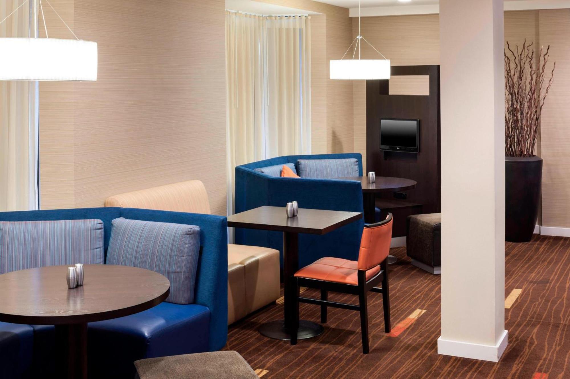 Отель Courtyard By Marriott Wichita East Экстерьер фото