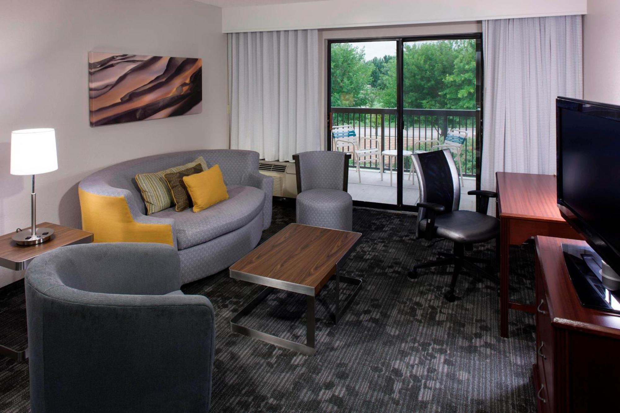 Отель Courtyard By Marriott Wichita East Экстерьер фото