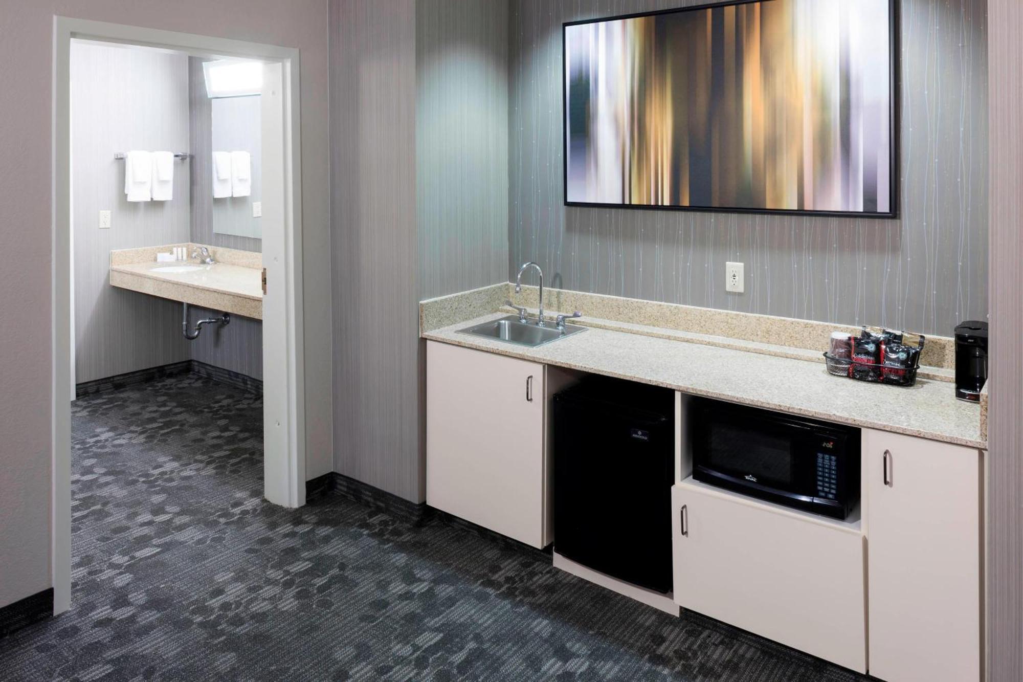 Отель Courtyard By Marriott Wichita East Экстерьер фото