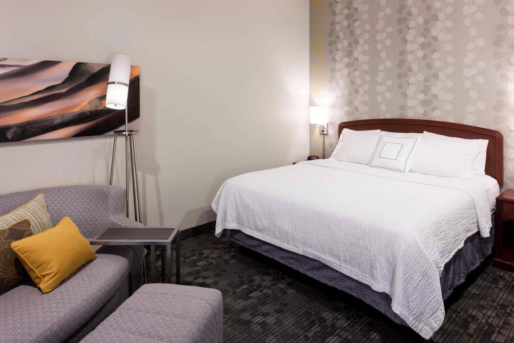 Отель Courtyard By Marriott Wichita East Экстерьер фото