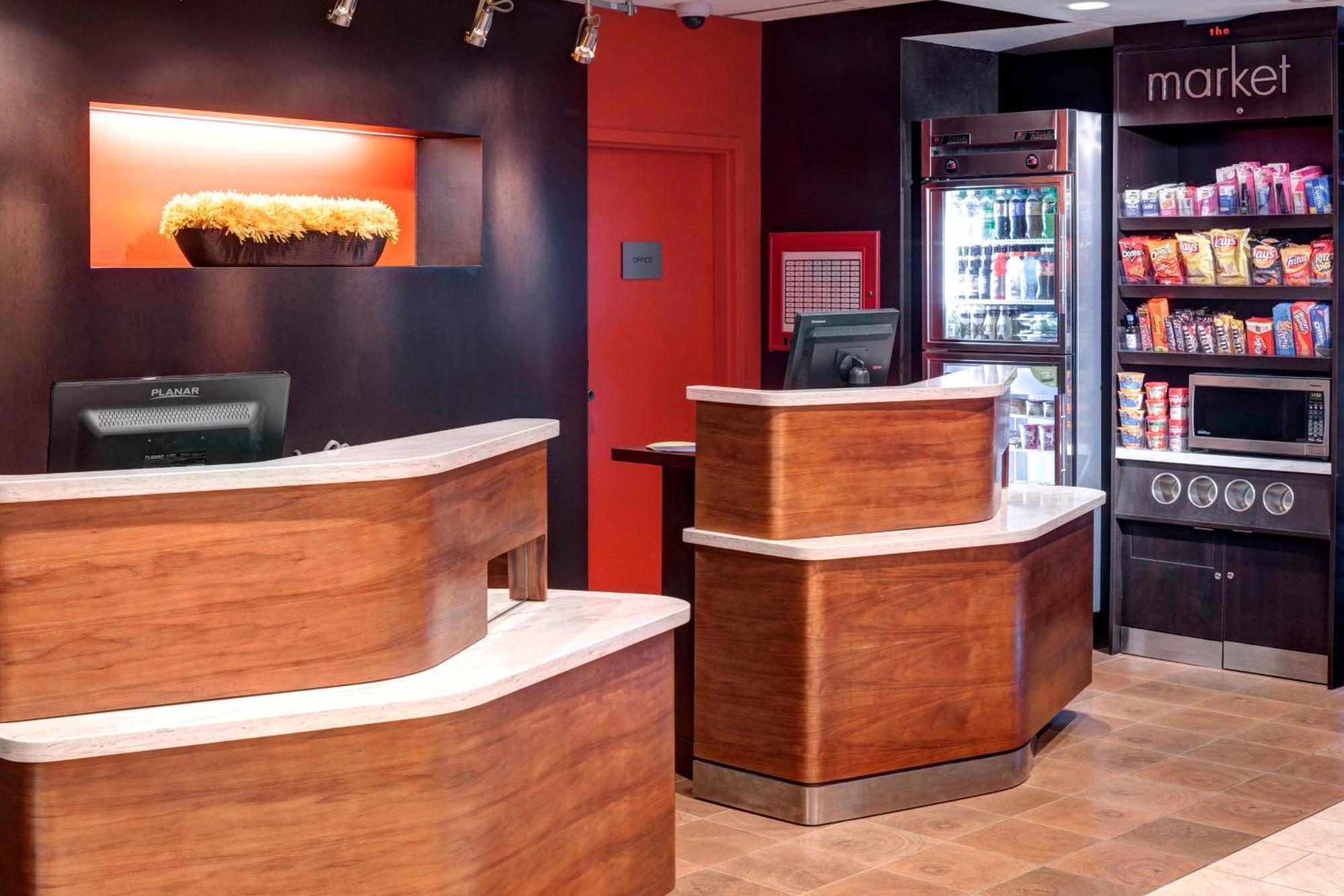 Отель Courtyard By Marriott Wichita East Экстерьер фото