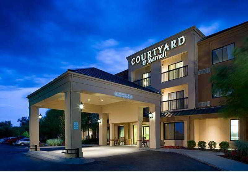 Отель Courtyard By Marriott Wichita East Экстерьер фото